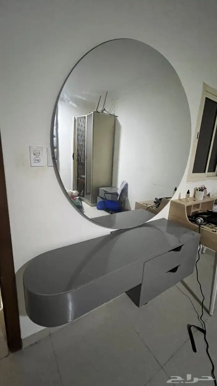 اثاث سرير وشاشه تلفزيون وكنب وطاولات وكوميدينا 5