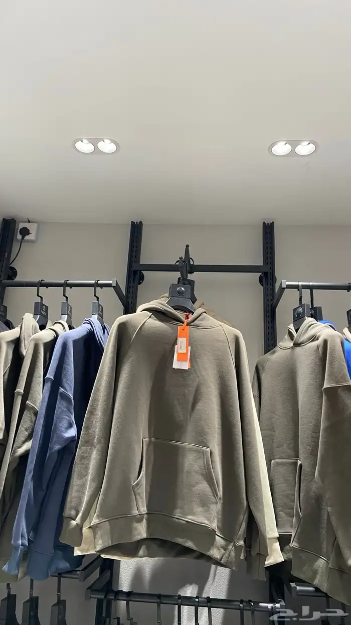 بلوفرات   سويترات للجنسين  . 4