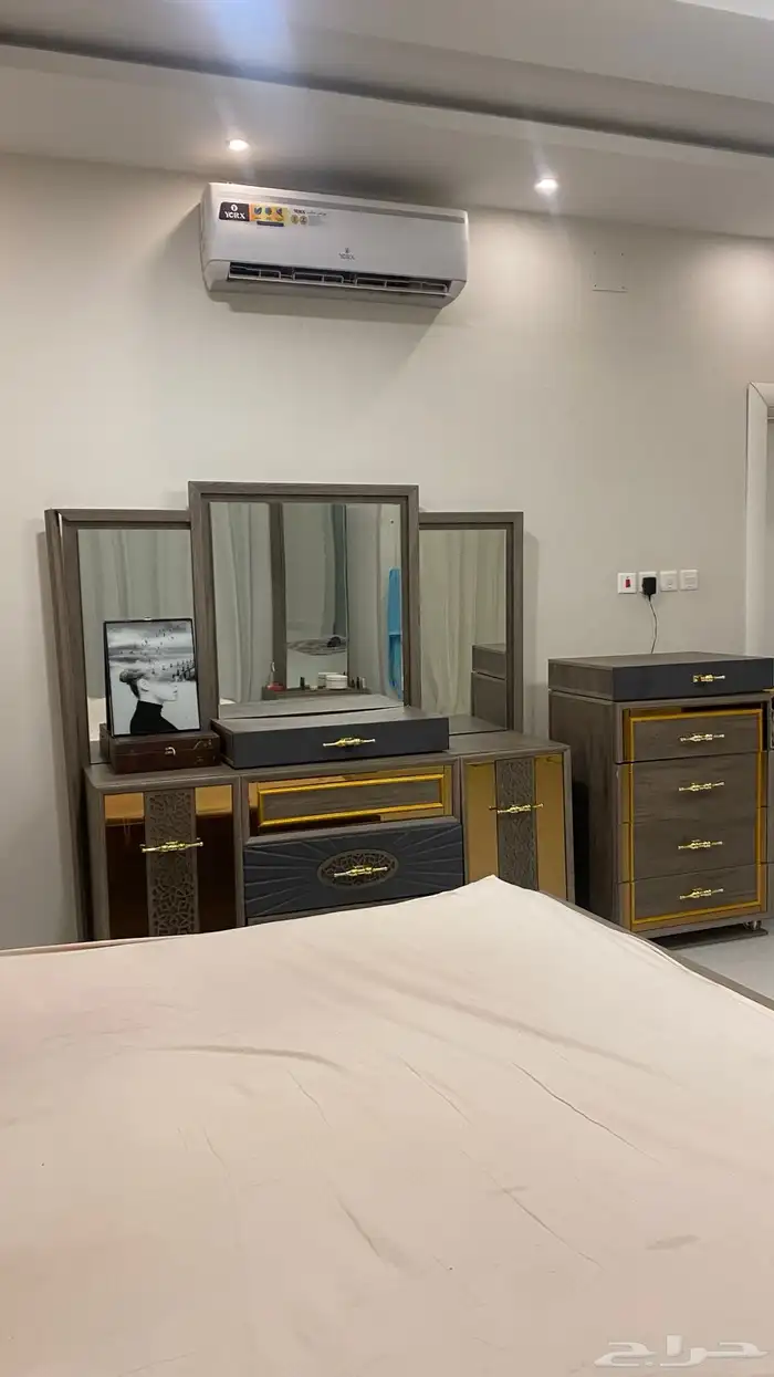 سرير نوم وشوفير وكومدينات ومرتبه 9