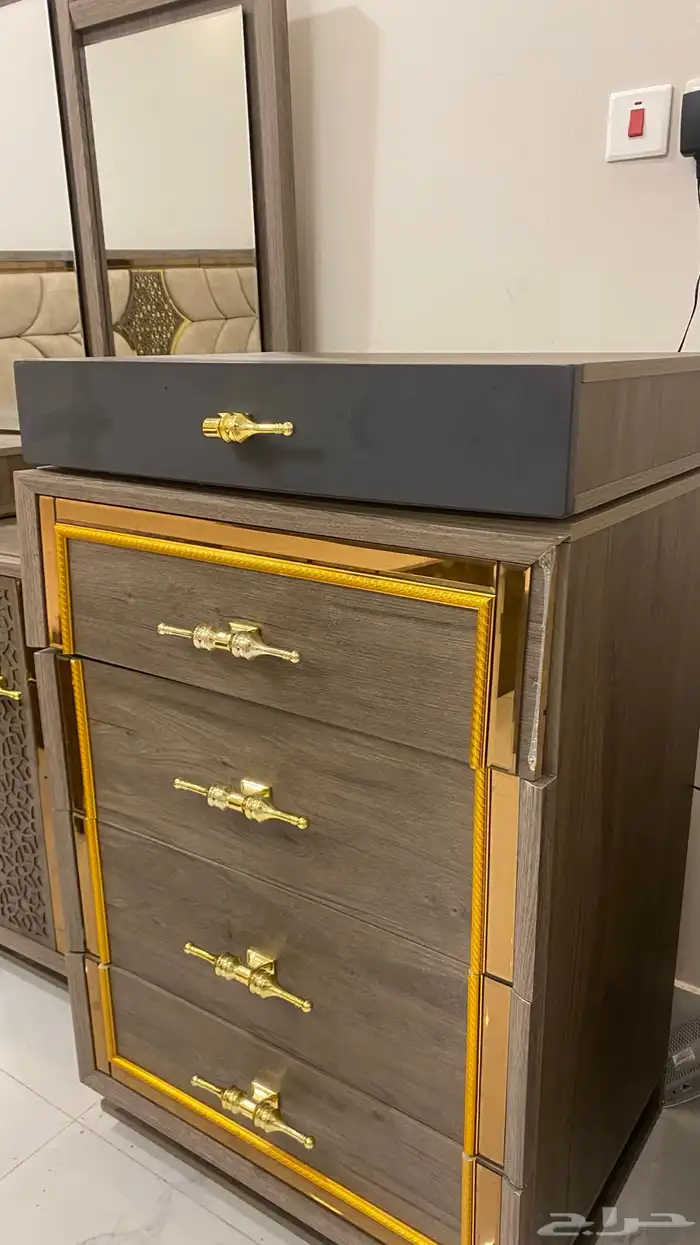 سرير نوم وشوفير وكومدينات ومرتبه 7