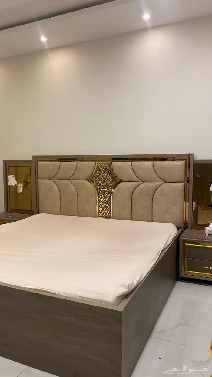 سرير نوم وشوفير وكومدينات ومرتبه 10