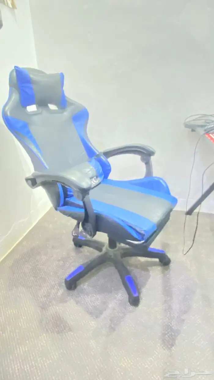 للبيع كرسي قيمنق و طاوله و شاشه 2