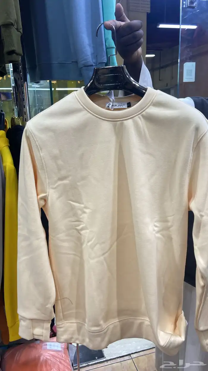 بلوفرات   سويترات للجنسين  . 2