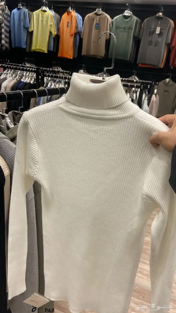 بلوفرات   سويترات للجنسين  . 1