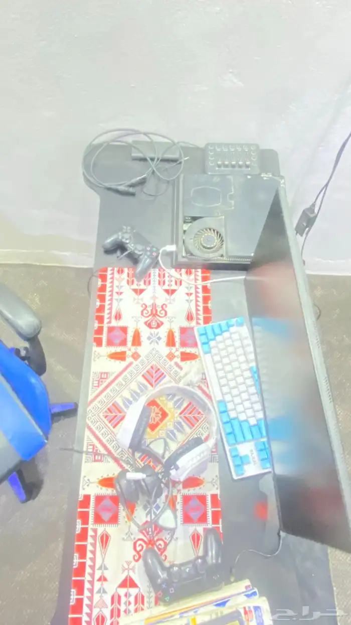 للبيع كرسي قيمنق و طاوله و شاشه 4