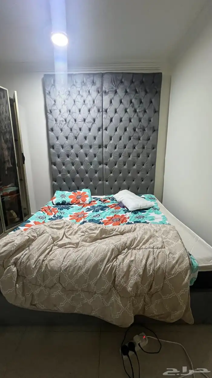 اثاث سرير وشاشه تلفزيون وكنب وطاولات وكوميدينا 6