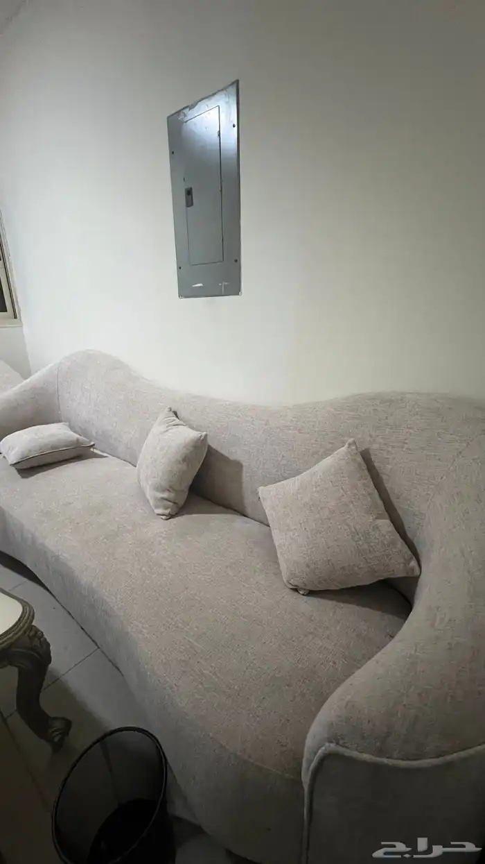 اثاث سرير وشاشه تلفزيون وكنب وطاولات وكوميدينا 3