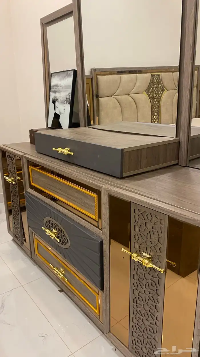 سرير نوم وشوفير وكومدينات ومرتبه 11