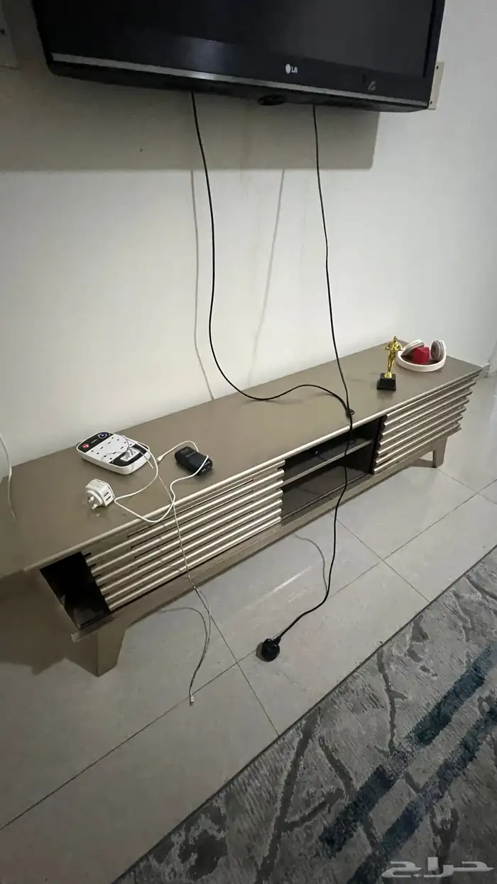 اثاث سرير وشاشه تلفزيون وكنب وطاولات وكوميدينا 1