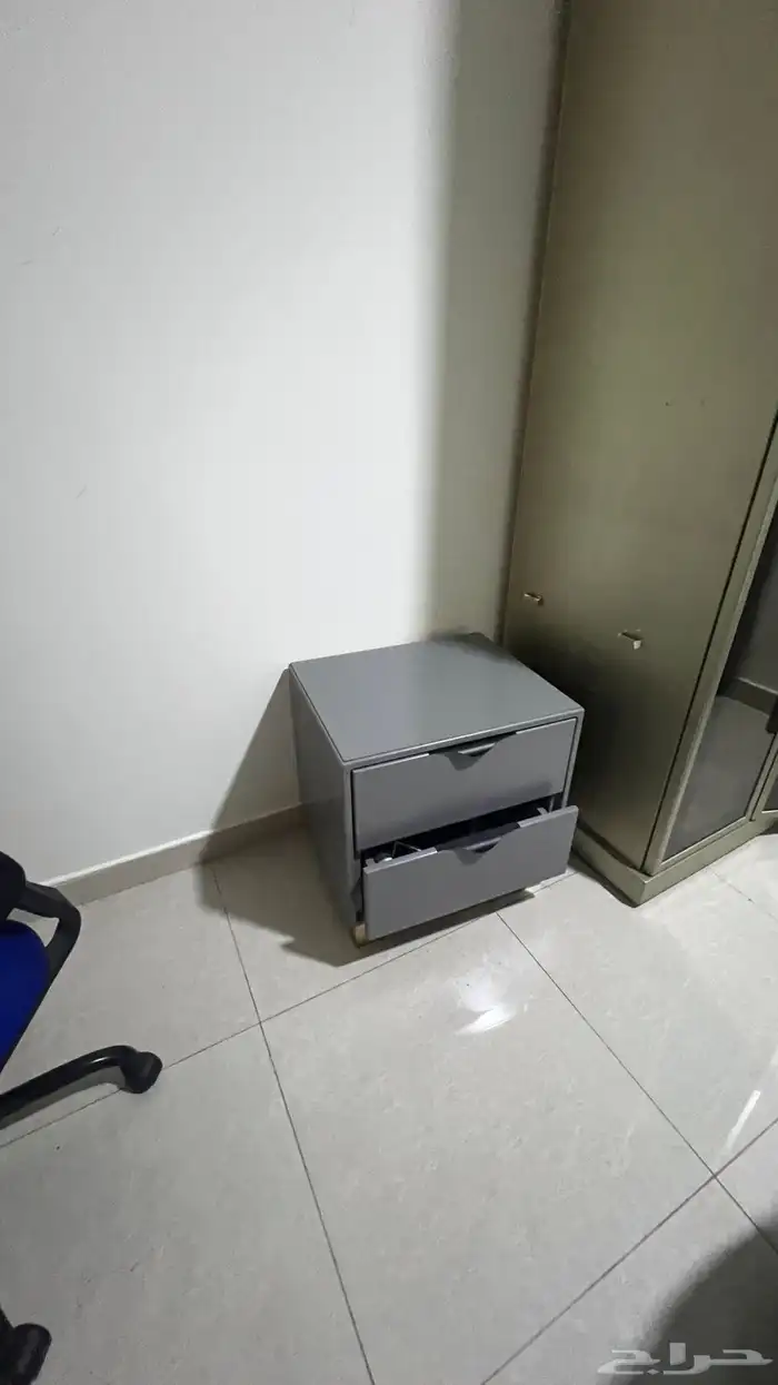 اثاث سرير وشاشه تلفزيون وكنب وطاولات وكوميدينا 9