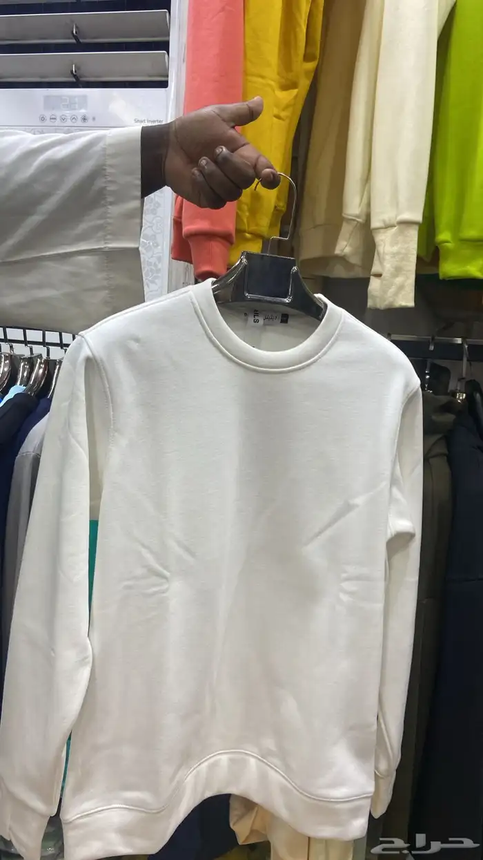 بلوفرات   سويترات للجنسين  . 3