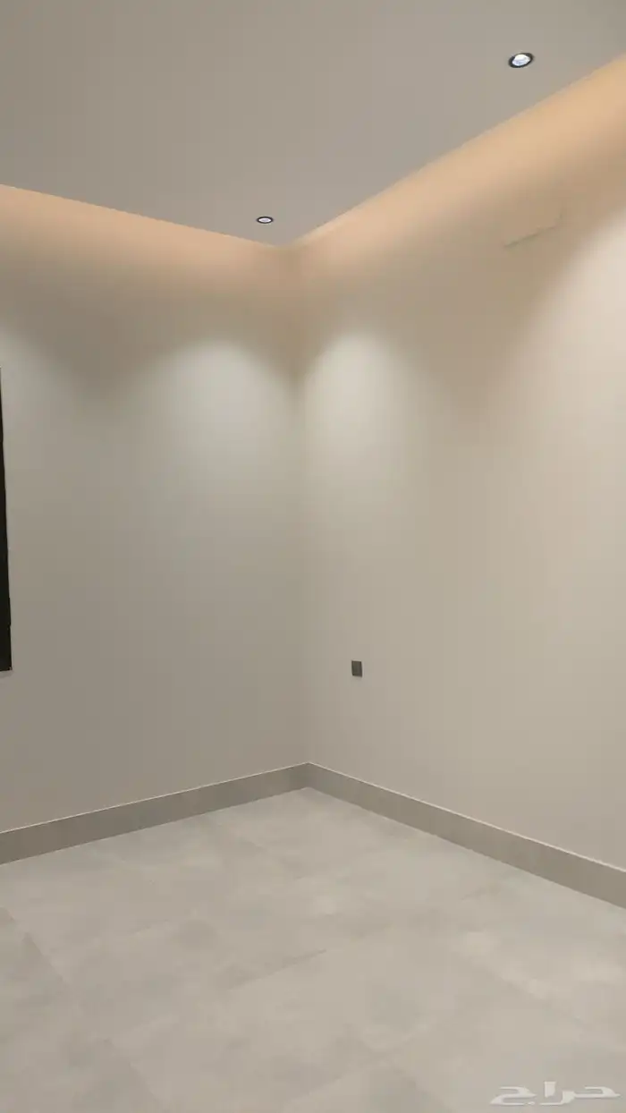 للبيع ادوار علويه مع سطح خاص موقع مميز 520الف فقط 20