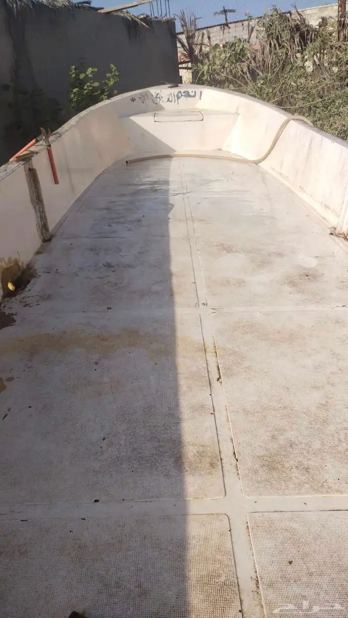 قارب الفردان الطول8مترعليه2مواطير75تقدرطلع عليه عماله 2