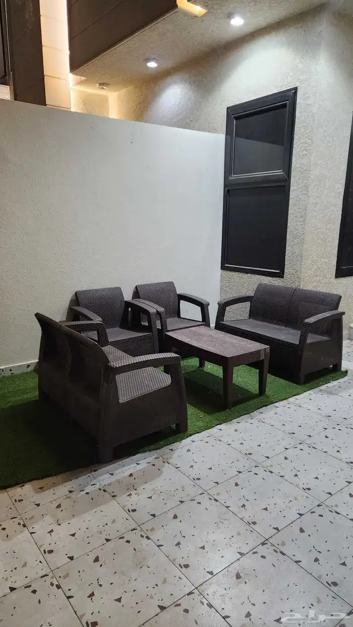 للييع جلسة خارجية نظيفة مع العشب الصناعي 0