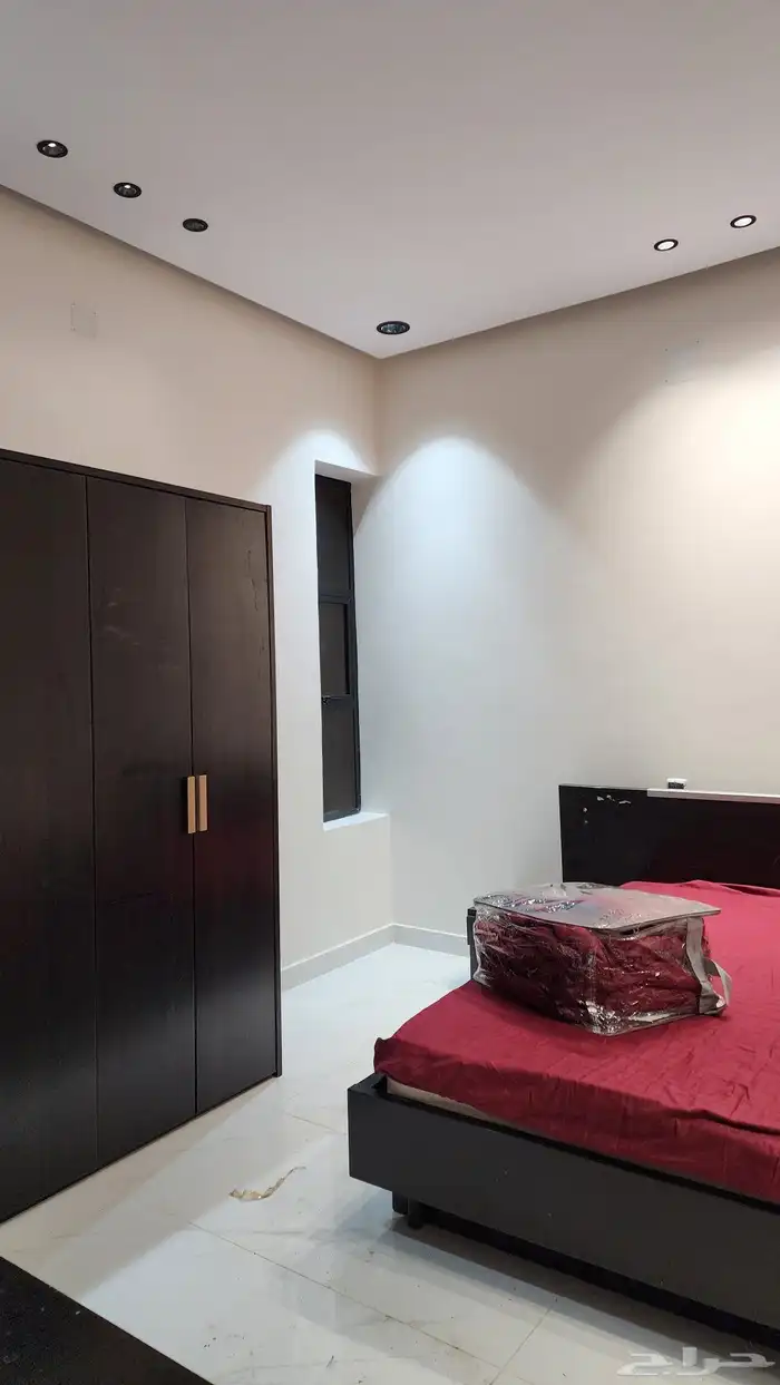 غرفة نوم نظيفة مع مفرش جديد للبيع 0