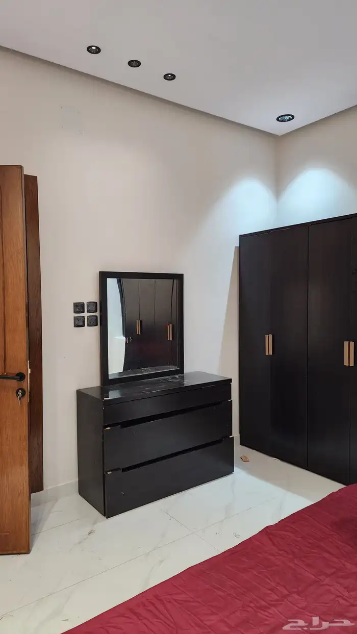 غرفة نوم نظيفة مع مفرش جديد للبيع 2