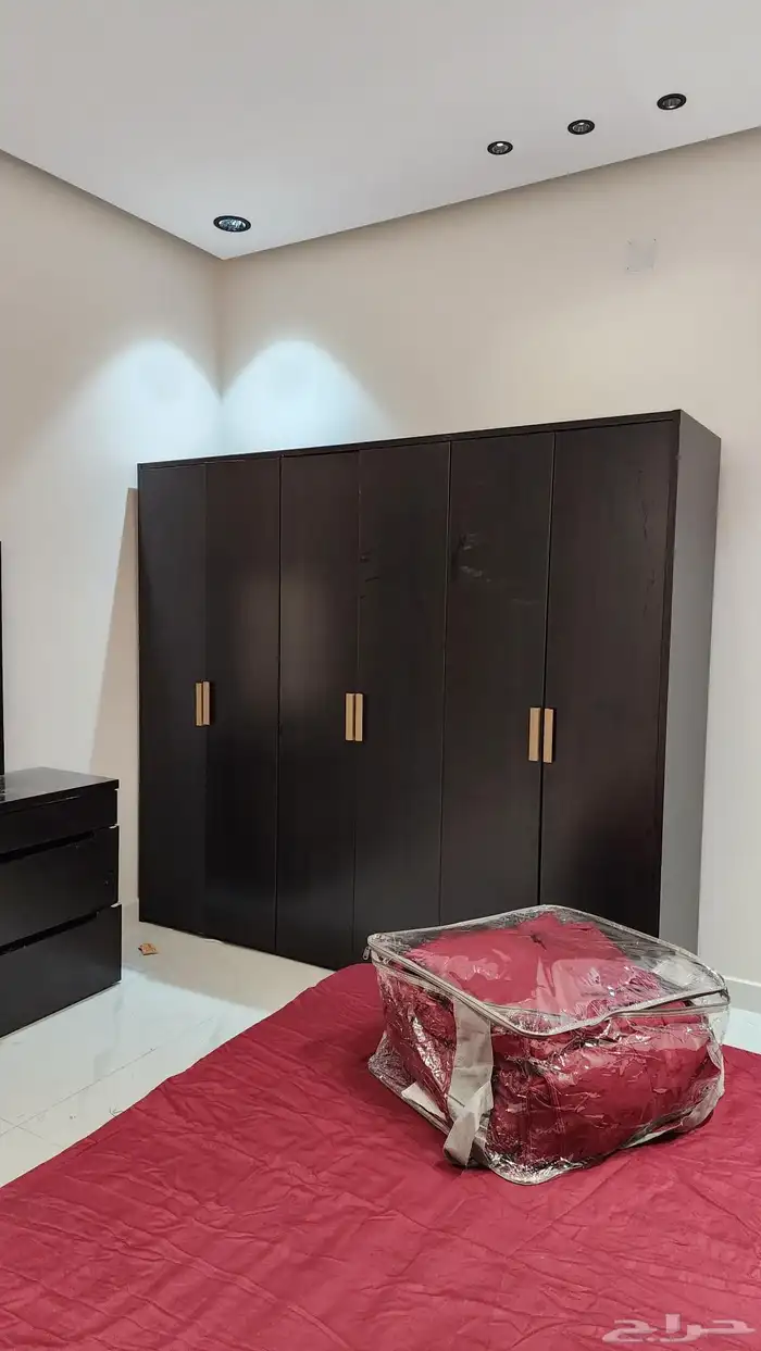 غرفة نوم نظيفة مع مفرش جديد للبيع 3