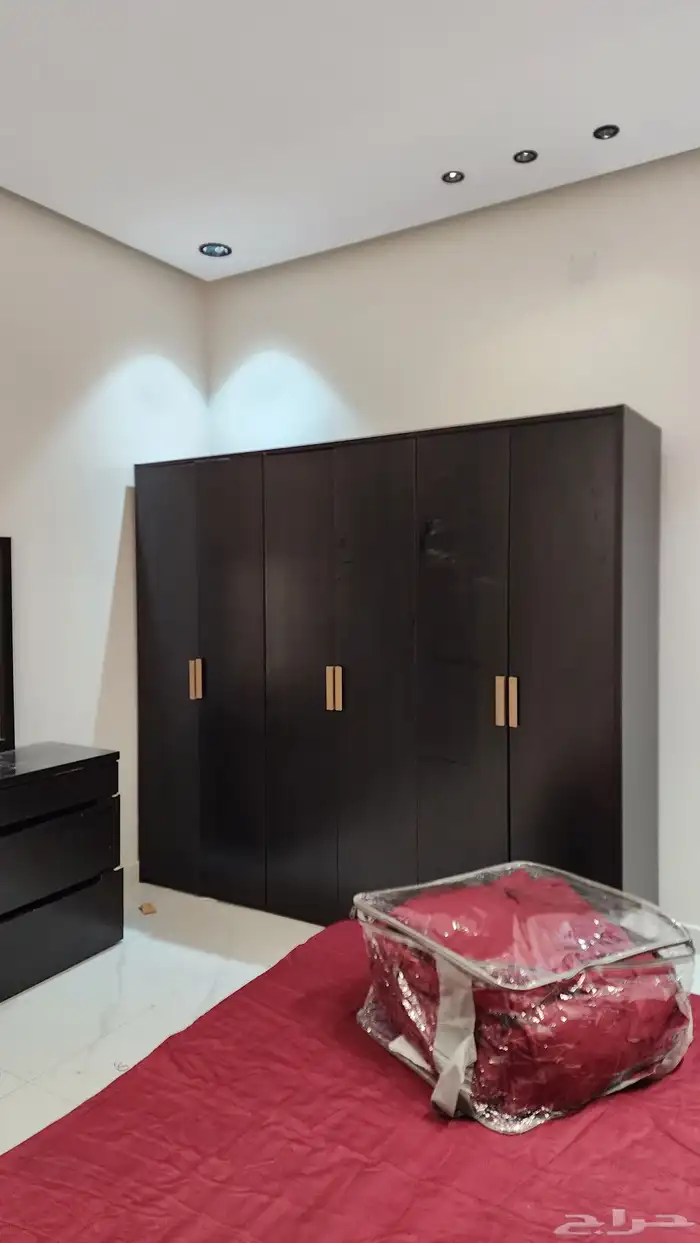 غرفة نوم نظيفة مع مفرش جديد للبيع 1