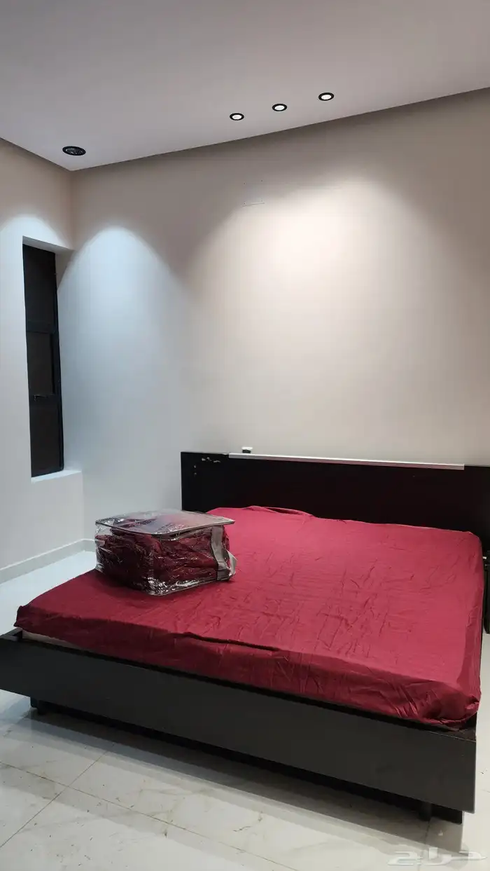 غرفة نوم نظيفة مع مفرش جديد للبيع 4