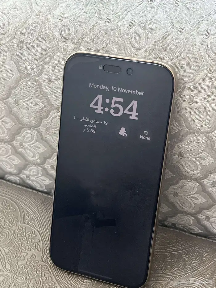 السلام عليكم اعرض لكم ايفون 16 برو صحرواي 128 قيقا 3