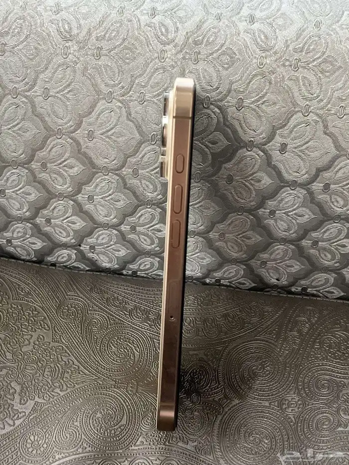 السلام عليكم اعرض لكم ايفون 16 برو صحرواي 128 قيقا 1