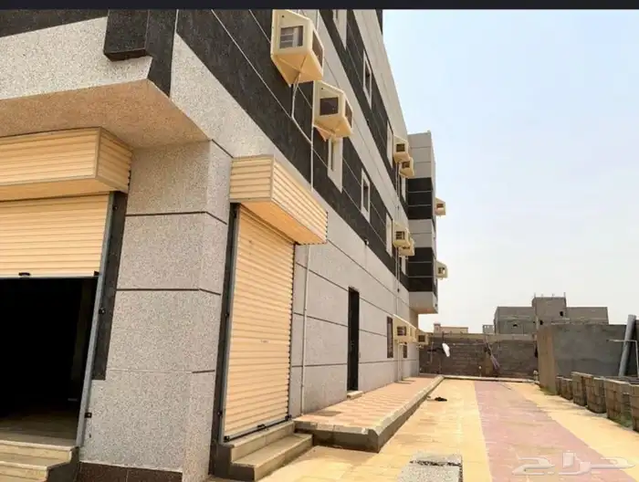 عماره عباره عن 29 وحده محلين و27 شقه غرفه وصاله ومطبخ وحمام 1