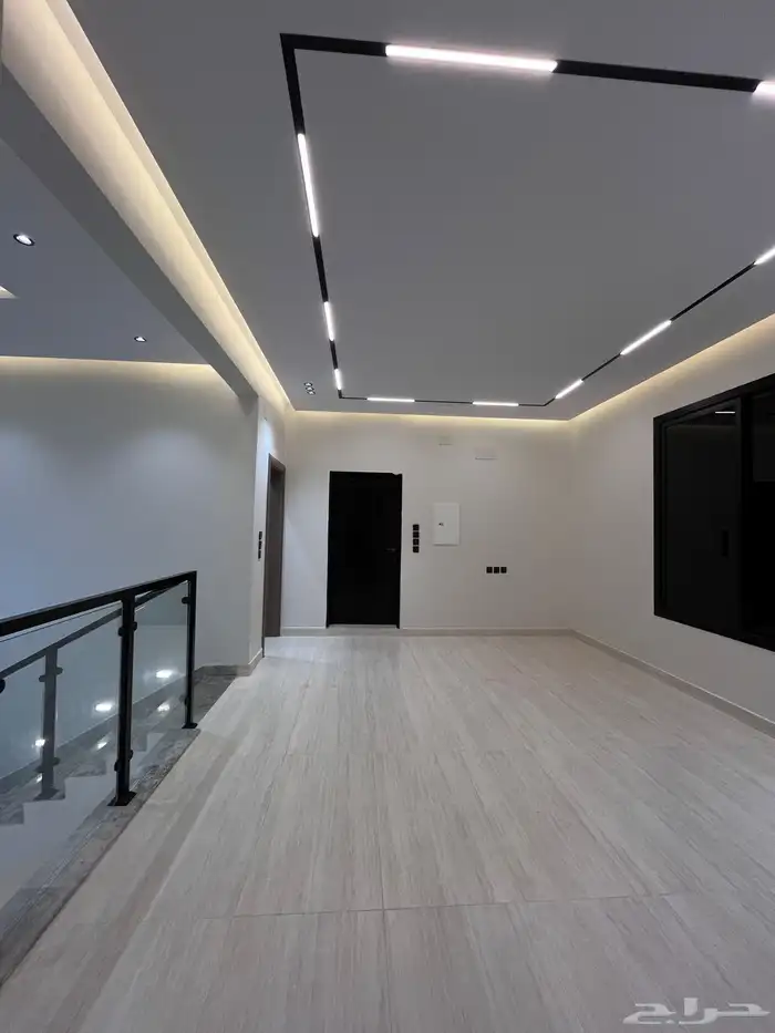 للبيع شقه ارضيه وروف علوي مع ملحق خميس مشيط حي الشفاء 12