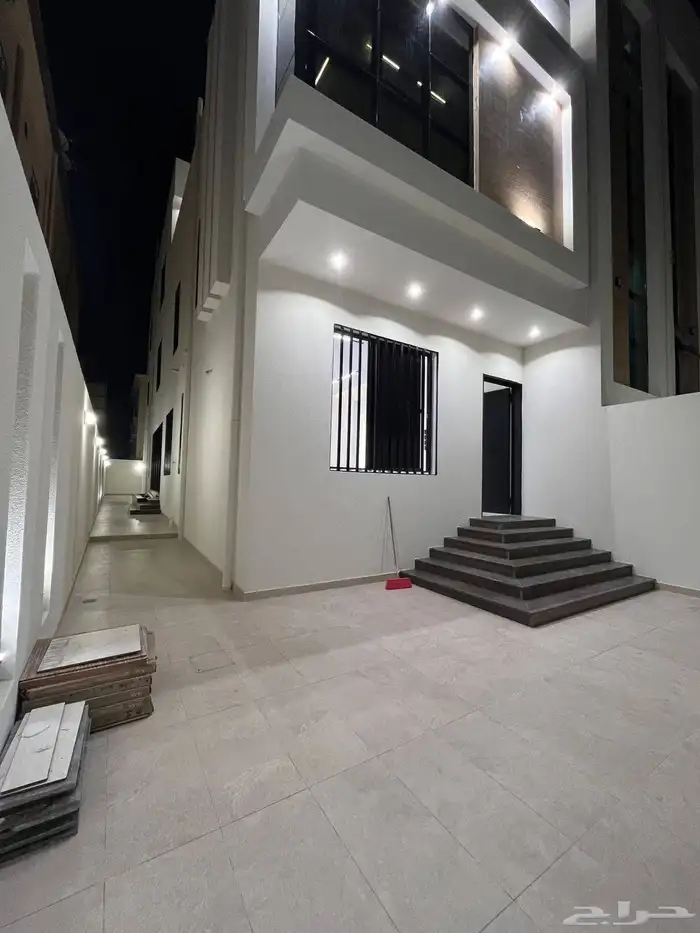 للبيع شقه ارضيه وروف علوي مع ملحق خميس مشيط حي الشفاء 14