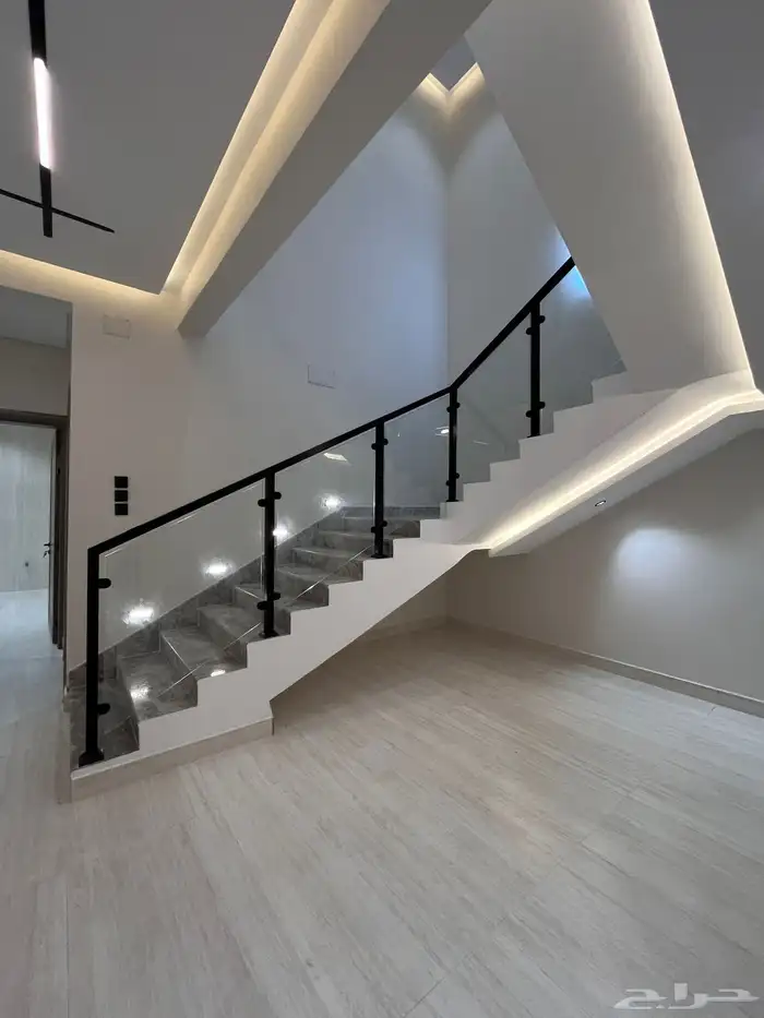 للبيع شقه ارضيه وروف علوي مع ملحق خميس مشيط حي الشفاء 15