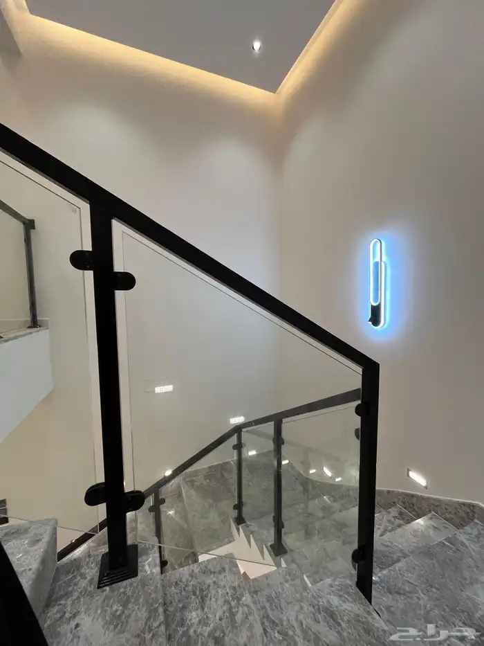 للبيع شقه ارضيه وروف علوي مع ملحق خميس مشيط حي الشفاء 8