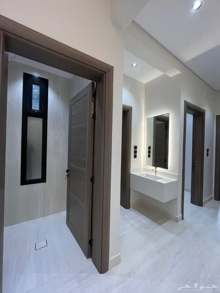 للبيع شقه ارضيه وروف علوي مع ملحق خميس مشيط حي الشفاء 1