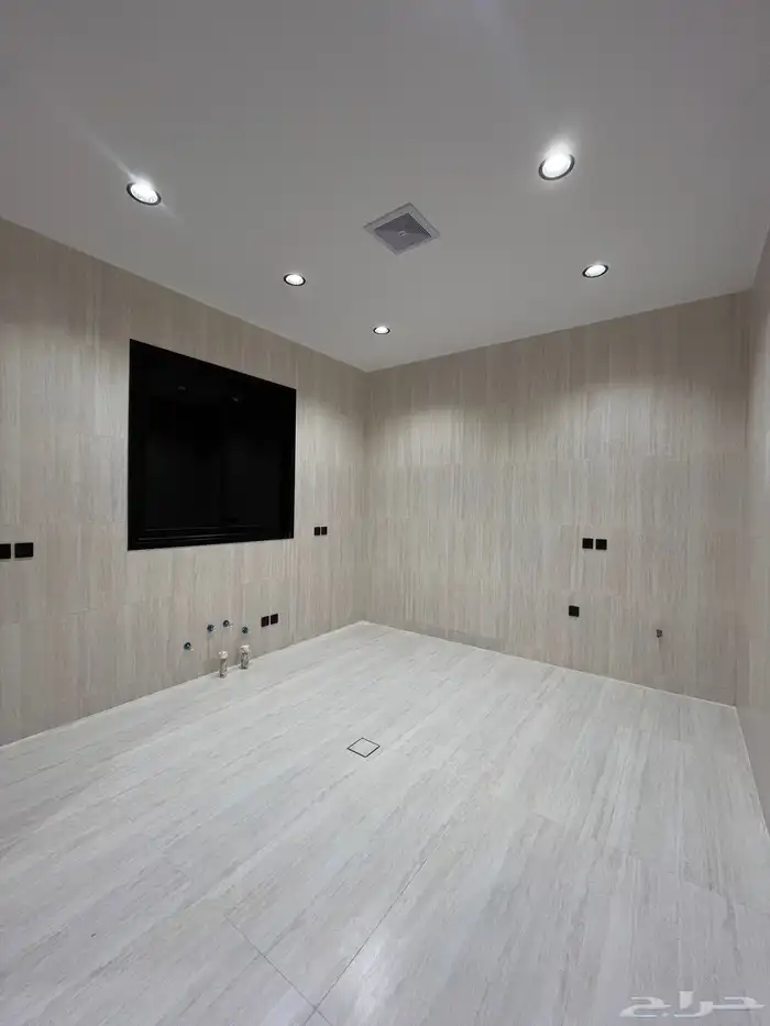 للبيع شقه ارضيه وروف علوي مع ملحق خميس مشيط حي الشفاء 19