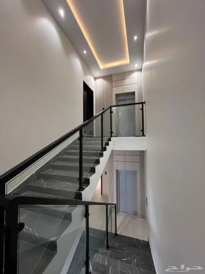 للبيع شقه ارضيه وروف علوي مع ملحق خميس مشيط حي الشفاء 7