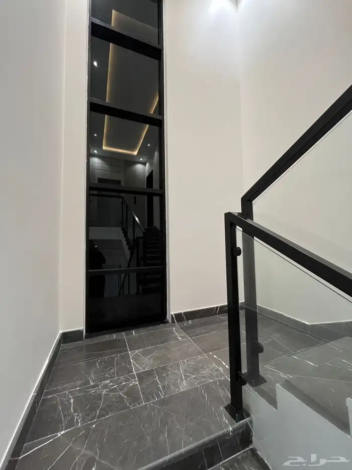 للبيع شقه ارضيه وروف علوي مع ملحق خميس مشيط حي الشفاء 13