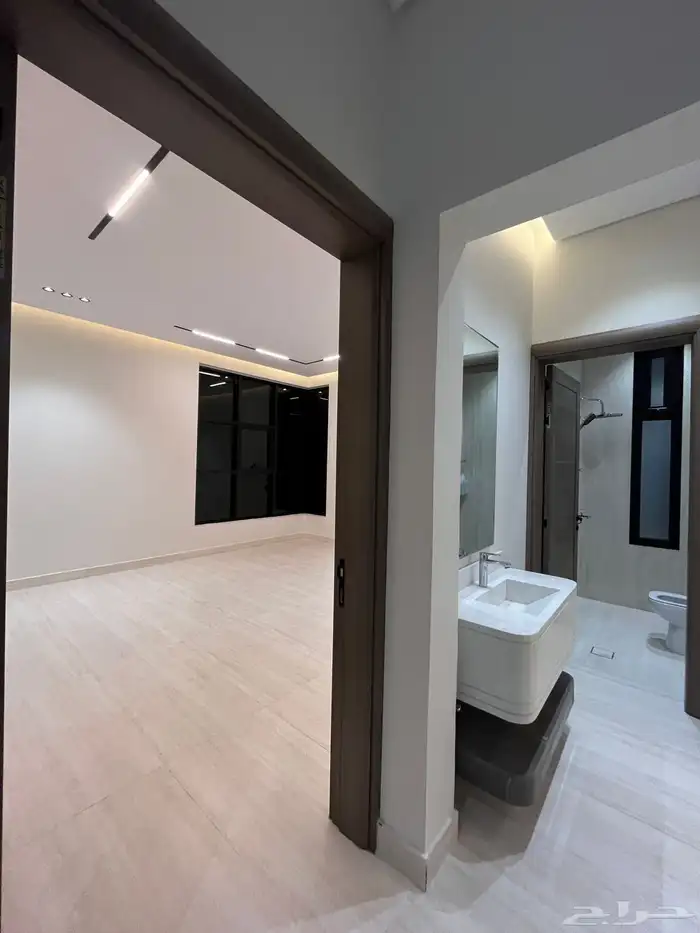 للبيع شقه ارضيه وروف علوي مع ملحق خميس مشيط حي الشفاء 6