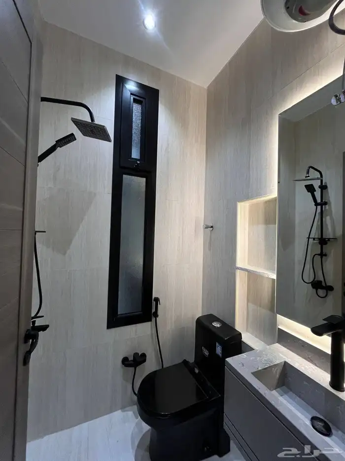 للبيع شقه ارضيه وروف علوي مع ملحق خميس مشيط حي الشفاء 5