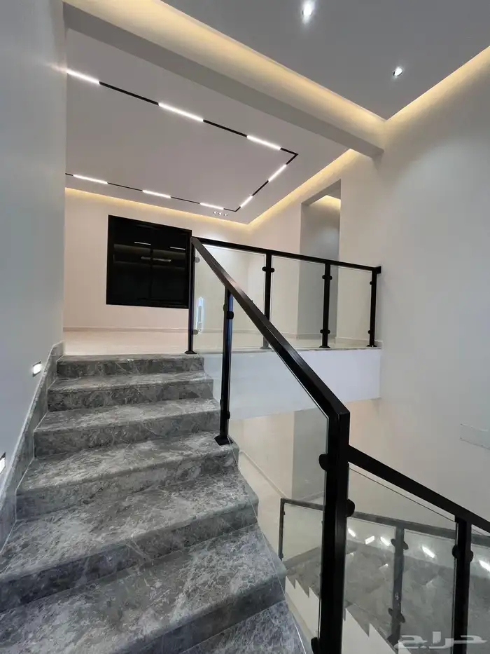 للبيع شقه ارضيه وروف علوي مع ملحق خميس مشيط حي الشفاء 0