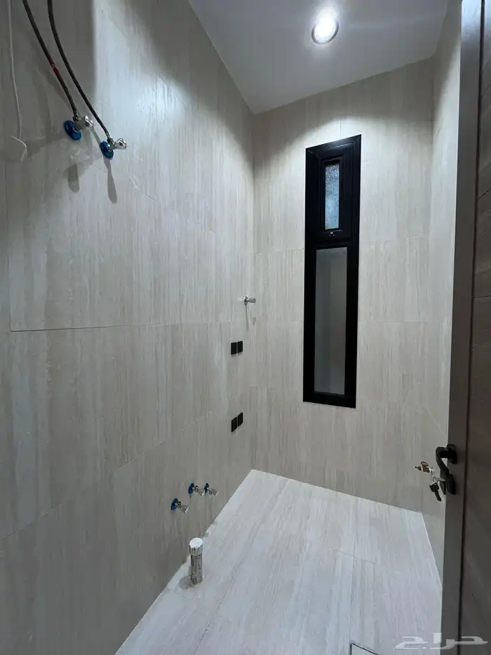 للبيع شقه ارضيه وروف علوي مع ملحق خميس مشيط حي الشفاء 4