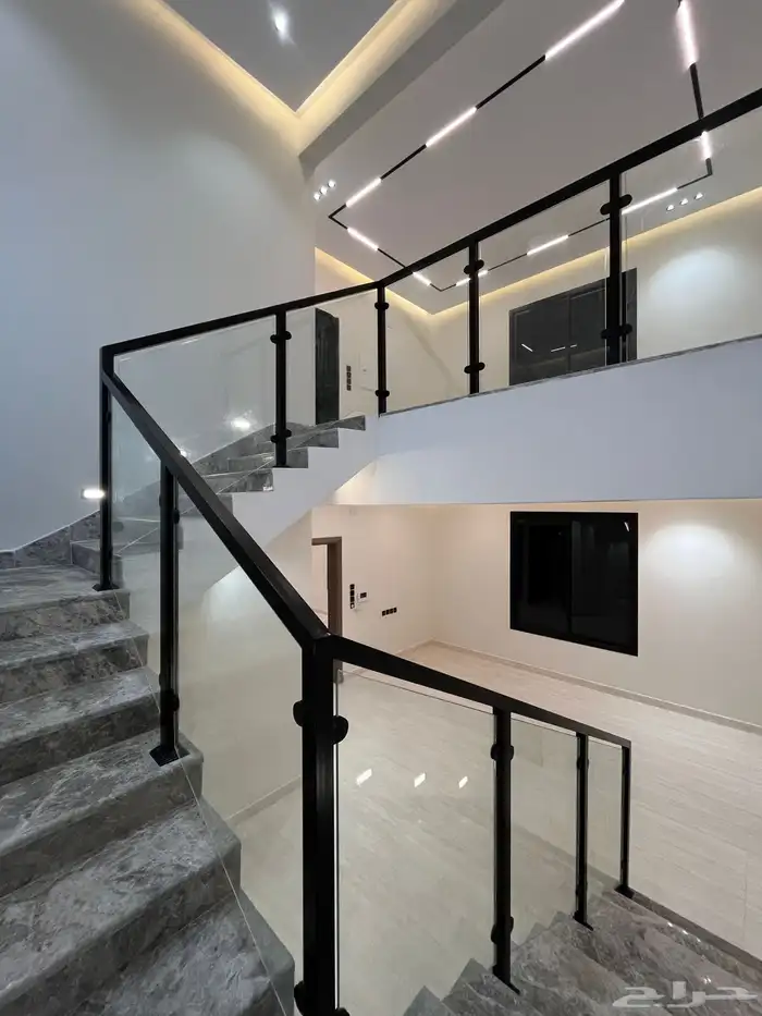 للبيع شقه ارضيه وروف علوي مع ملحق خميس مشيط حي الشفاء 3