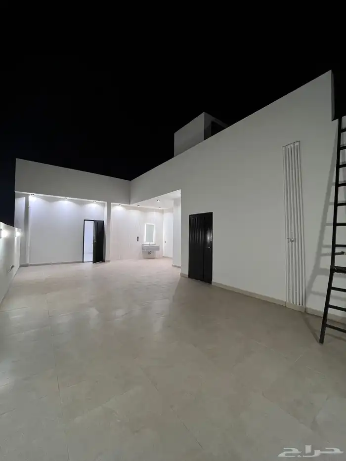 للبيع شقه ارضيه وروف علوي مع ملحق خميس مشيط حي الشفاء 11