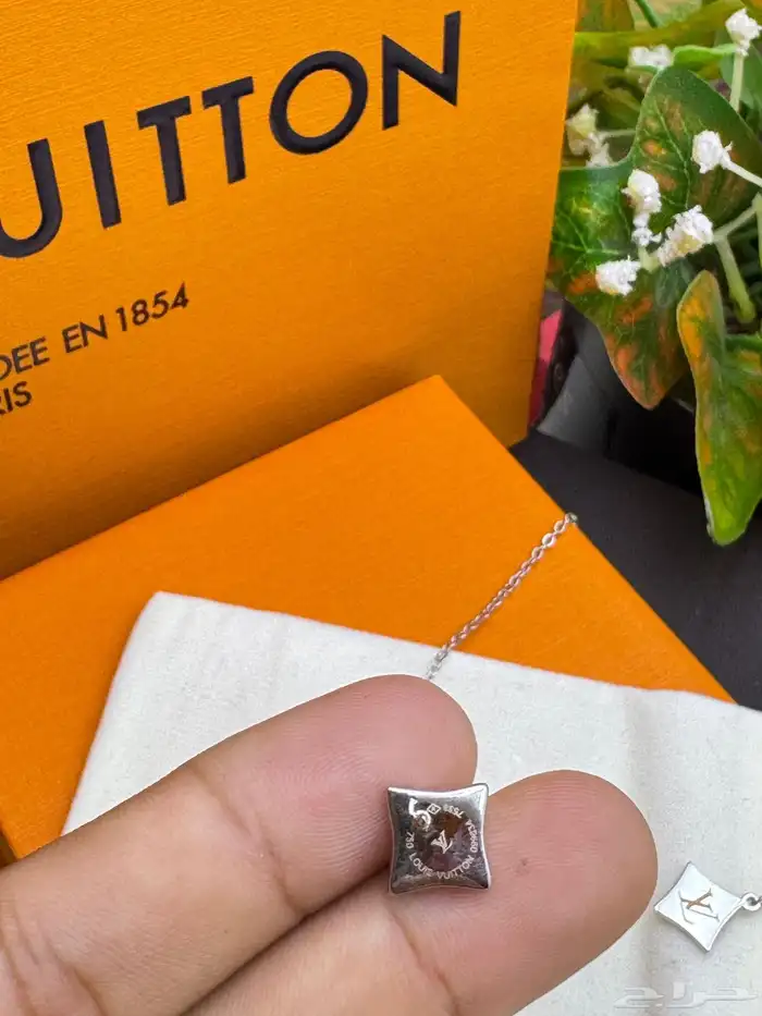 جديدنا طقوم ماركة لويس فيتون سلسال مع الحلق 1