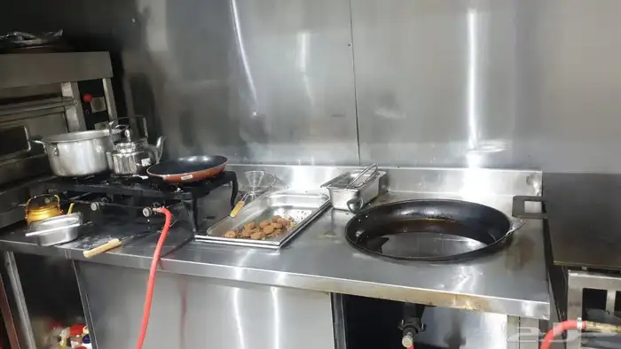 بوفيه للبيع بكامل اغراضها سبب البيع عدم المقدره الماليه 5