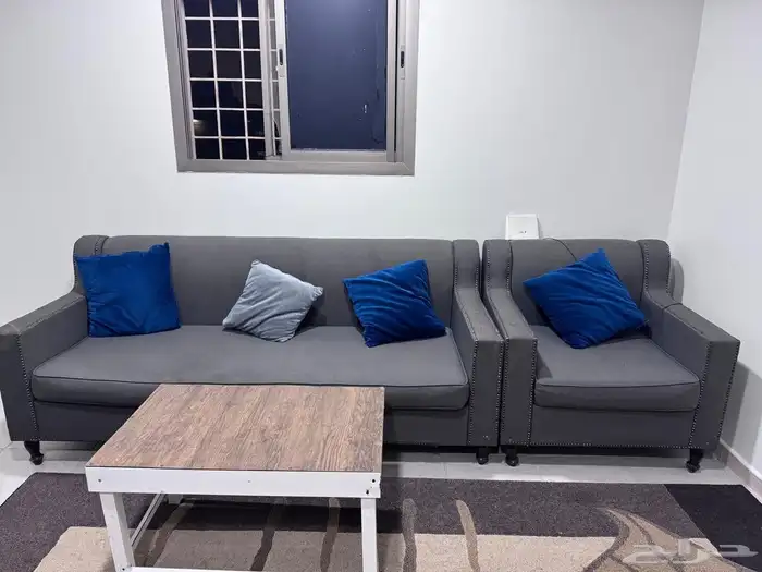 طقم كنب ممتاز 2 كرسي و 2 كنبه. وسجاده وطاولتين 1