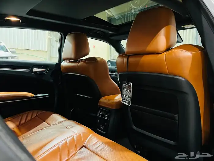 كرايزلر 2017 SRT V8 (بحالة ممتازة) 7
