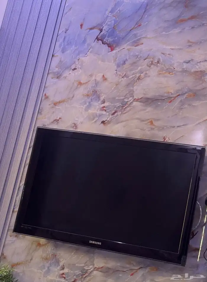 شاشة . سامسونج سعرها 200. الوطاولات جديده سعرها 300 0