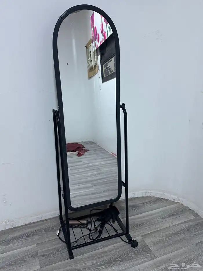 المرايه للبيع نظيفه ولا فيها كسور ولا شي 0