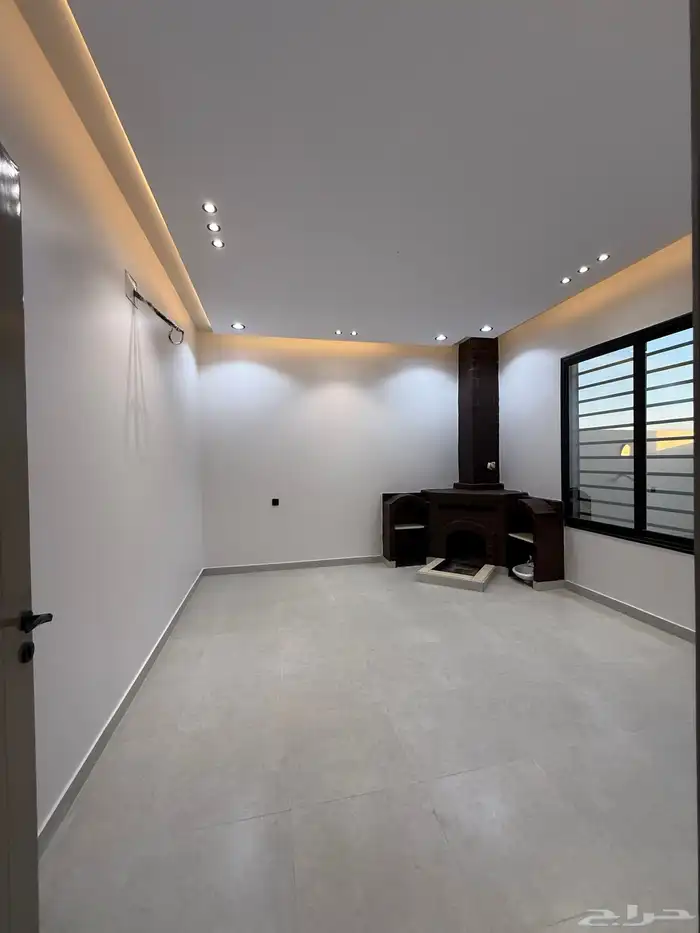 للبيع روف علوي بدرج داخلي وخارجي بخميس مشيط 650 الف فقط 23