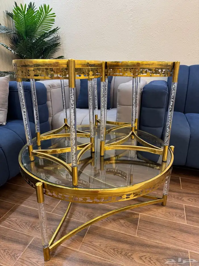 طاولة مع 4خدمات جديده خذيته من قصر البيان 1