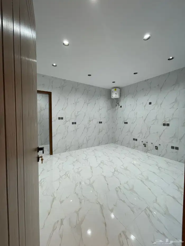 للبيع شقه دور أرضي مع حوش وسيع وبايكه خميس مشيط 9