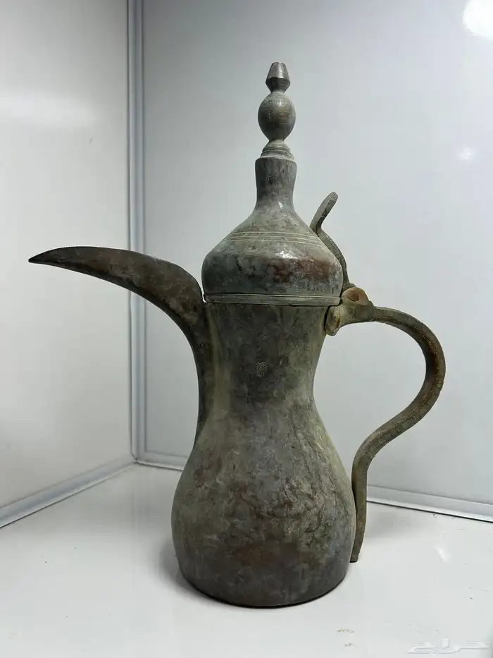 دلة قديمة عليها تاريخ 1930 1